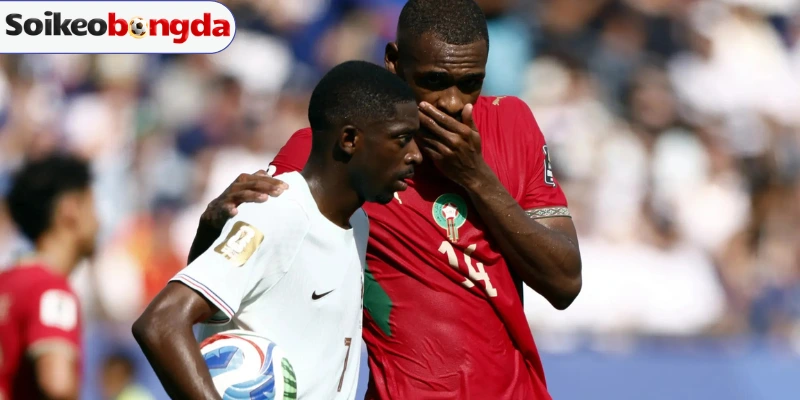 Issa Diop không bị phạt dù dùng tay che miệng khi còn trên sân