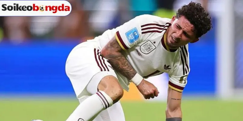 Yeremy Pino bong khớp vai khi đối mặt cầu thủ Uruguay